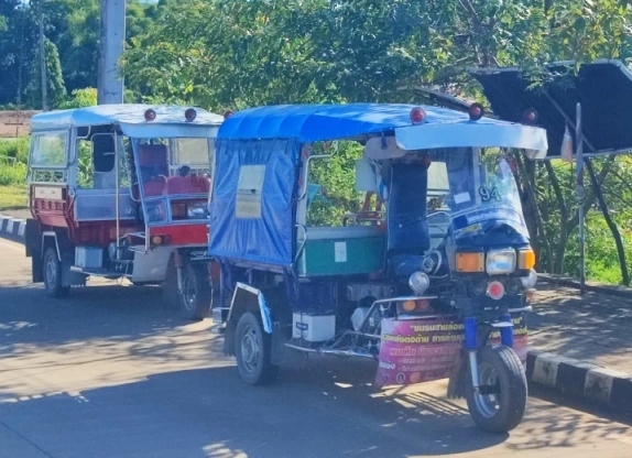 CMLocals Chiang Mai Locals Border Run tuk tuk vehicles at land border crossing checkpoint